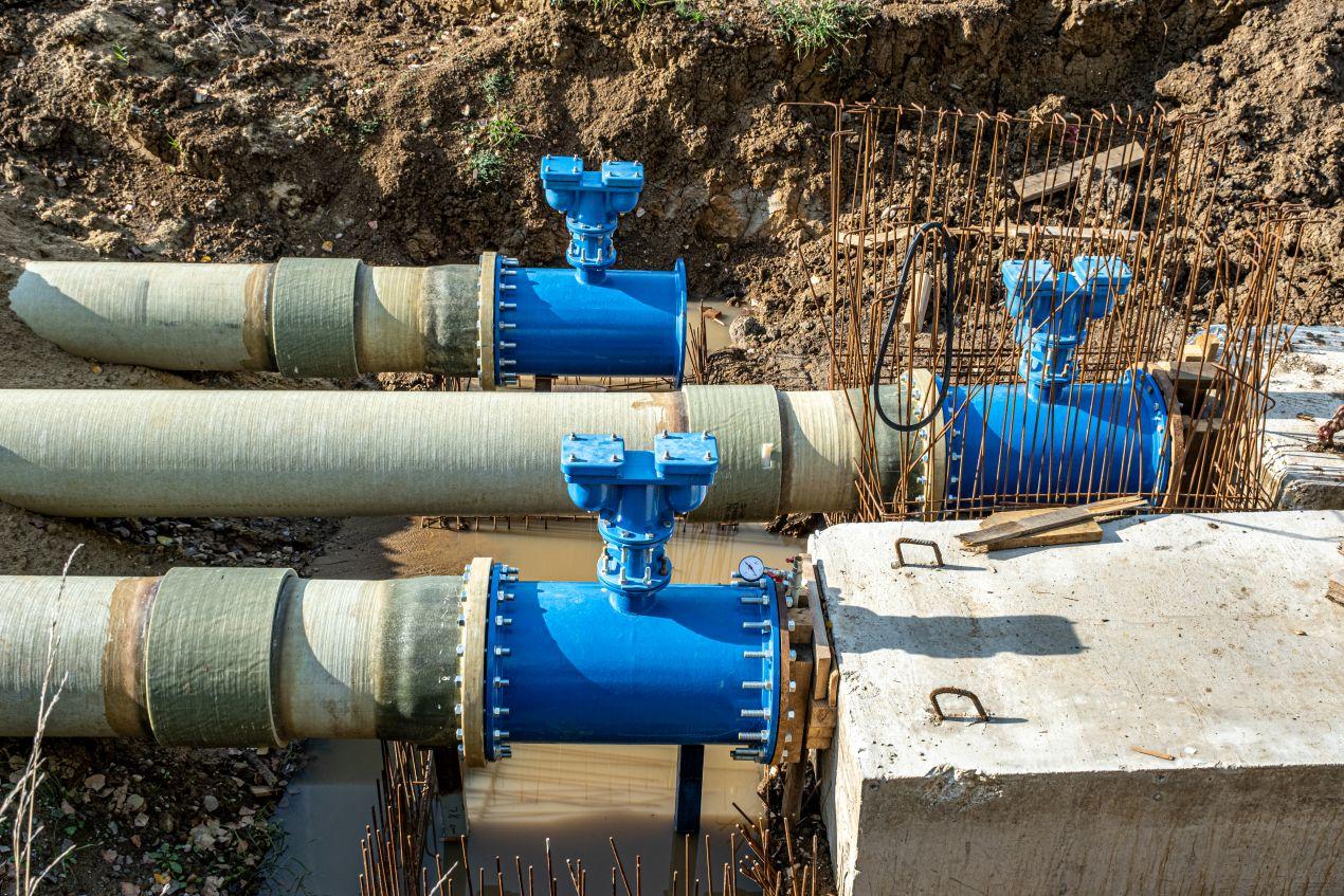 GFK-Rohr mit angeschlossenen blauen Armaturen in einem Infrastrukturprojekt – langlebig, korrosionsbeständig und wartungsarm.