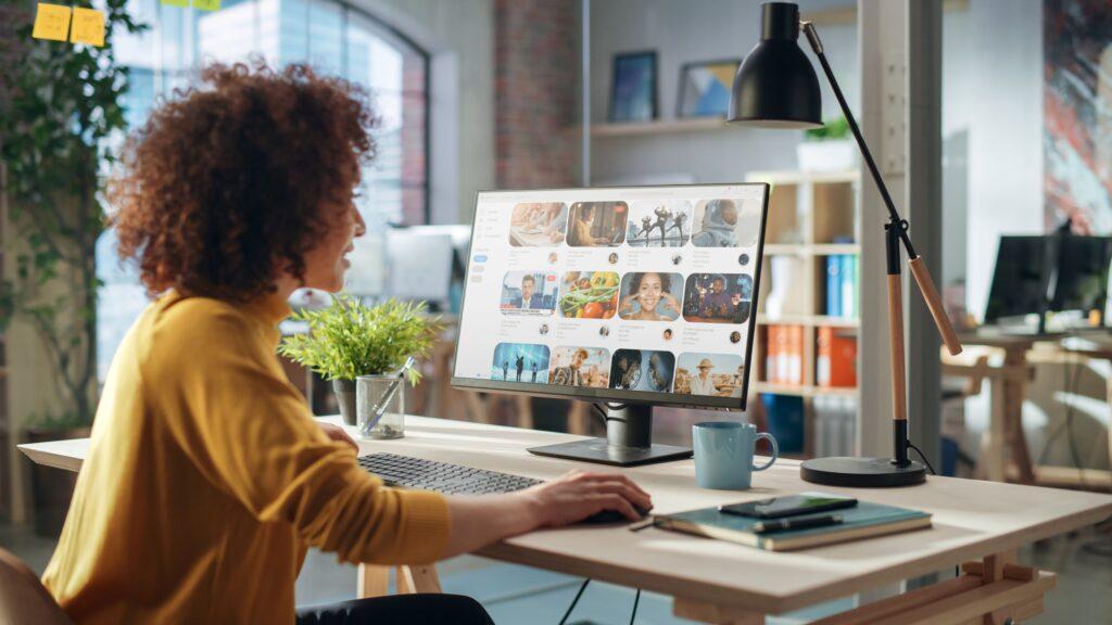 Nahöstliche Frau, die in einer Kreativagentur arbeitet und soziale Medientrends für das Marketing untersucht.
