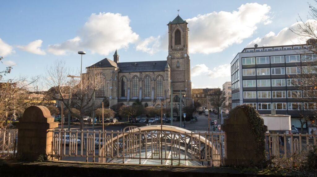 Pflichtverteidiger Neuss – Quirinus-Muensterkirche und Innenstadt zeigen den regionalen Bezug zur Strafverteidigung