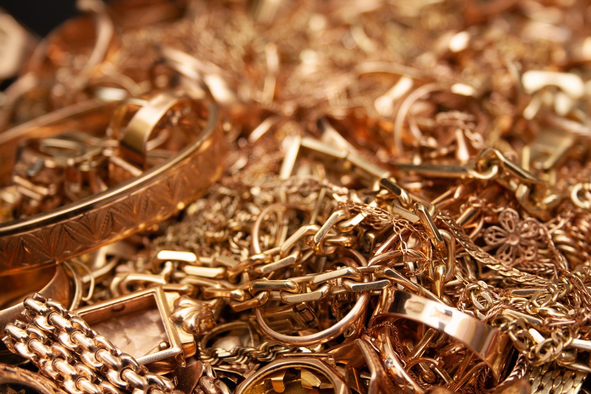 Goldketten und Ringe im Detail | gebrauchter Schmuck

