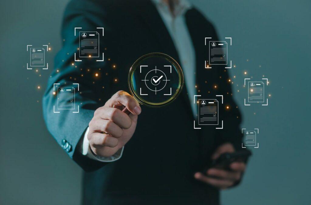 Geschäftsmann nutzt digitale Checkliste zur Bewertung von Automationstechnik in industriellen Serviceprozessen
