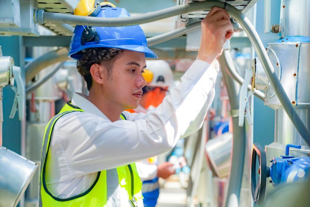 Techniker bei der Arbeit in der Industrieanlage während der Kabelkonfektionierung