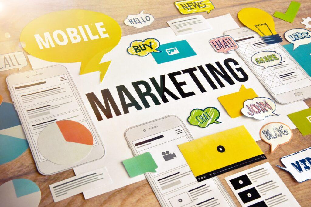 Marketingkonzept mit Smartphone und digitalen Symbolen | Fotobox Flensburg