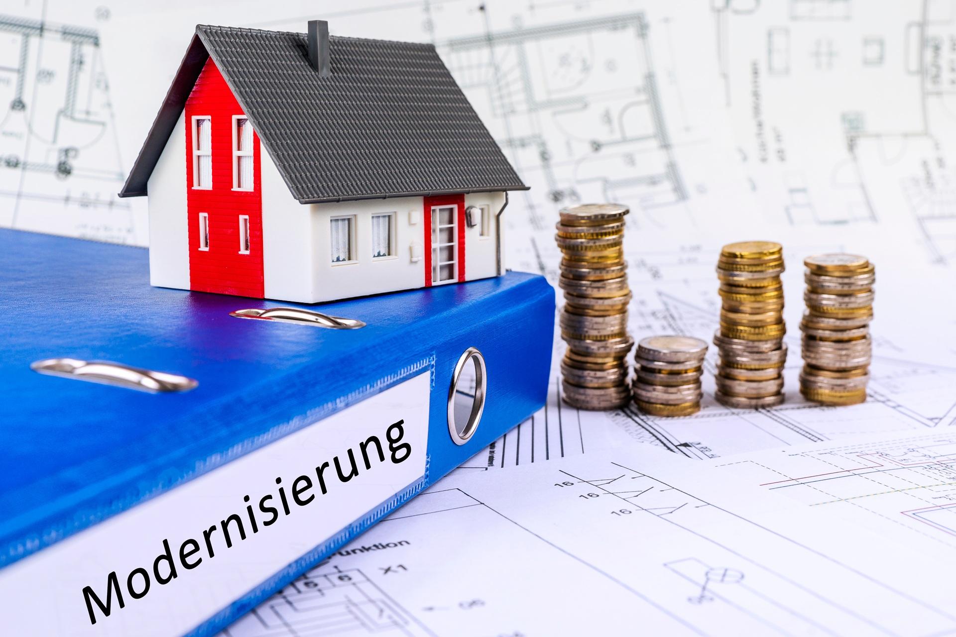 Hausmodell steht auf Aktenordner mit Aufschrift Modernisierung | GFK Pool