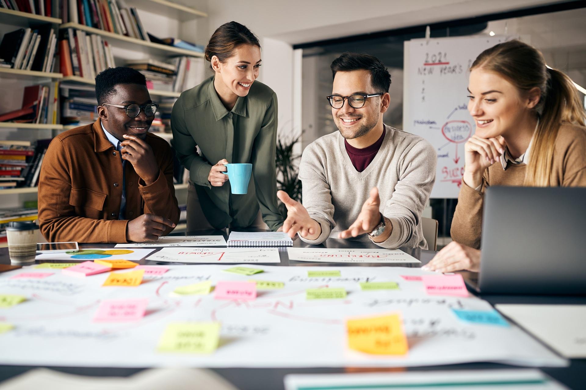 Team entwickelt kreative Marketingideen am Tisch | Fotobox Flensburg